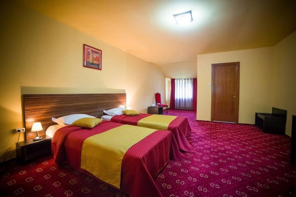 Hotel Gclub Breaza  Rum bild